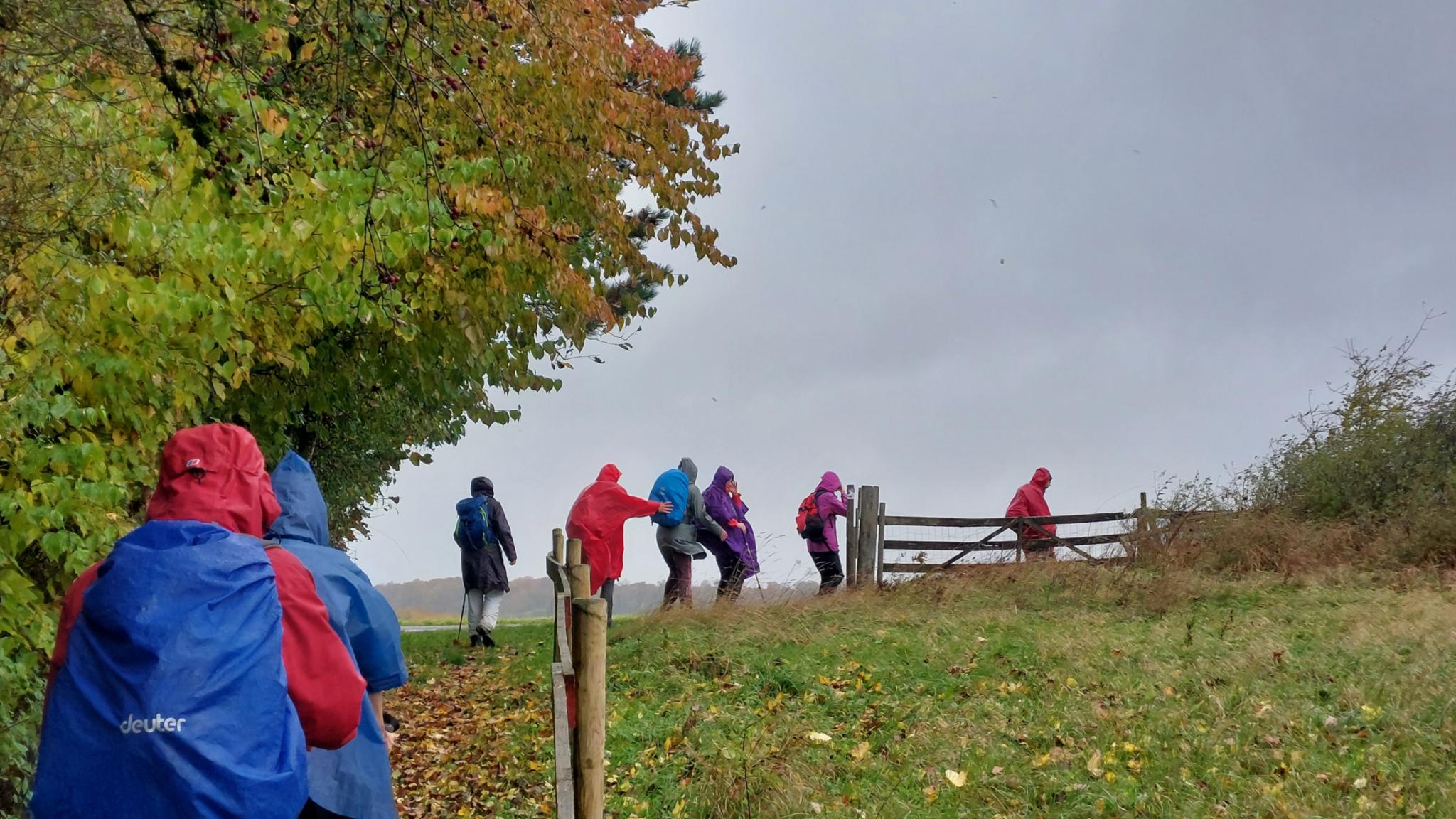 Bei Wind und Wetter unterwegs: die Pilgergruppe 2025