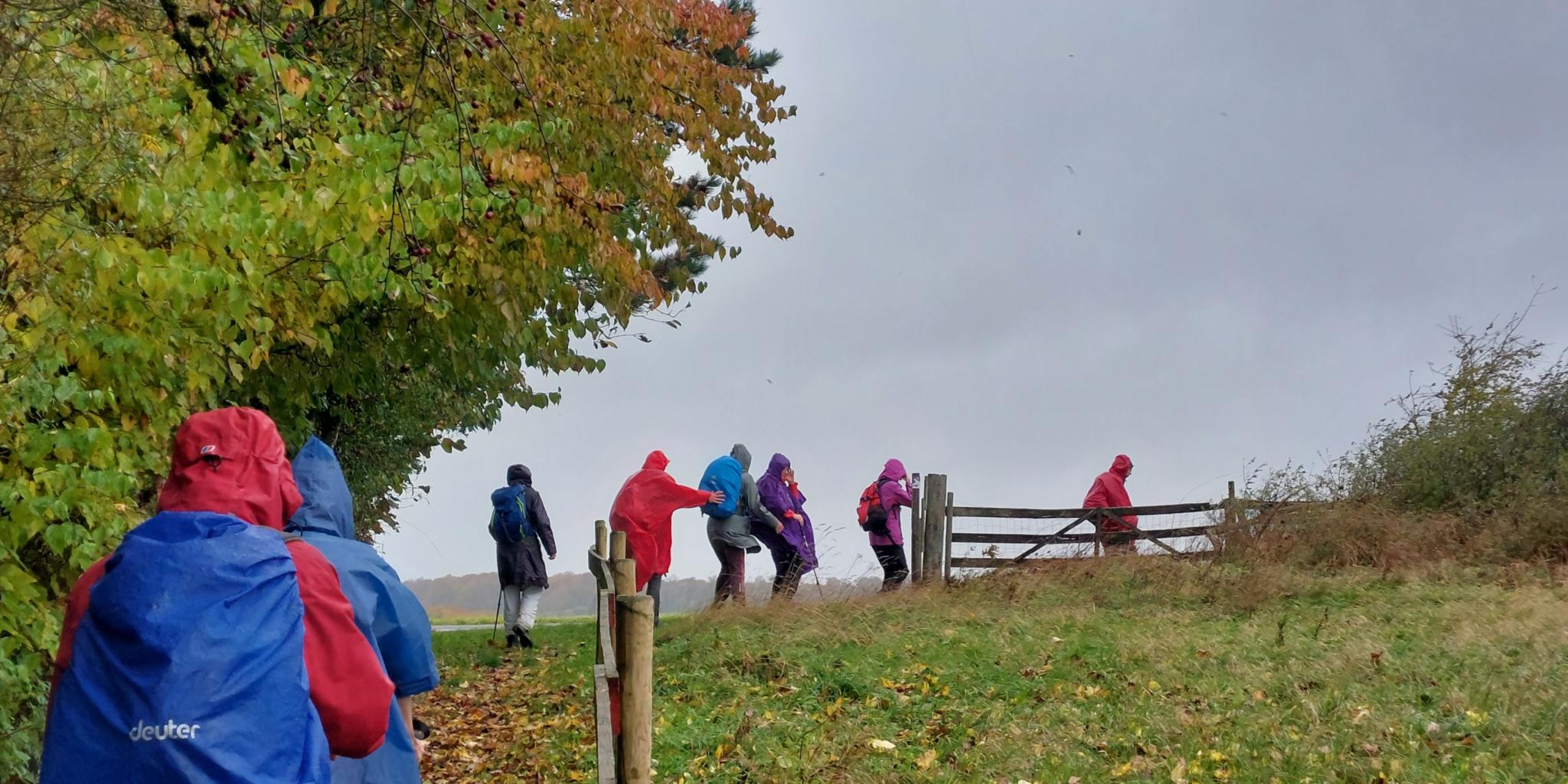 Bei Wind und Wetter unterwegs: die Pilgergruppe 2025