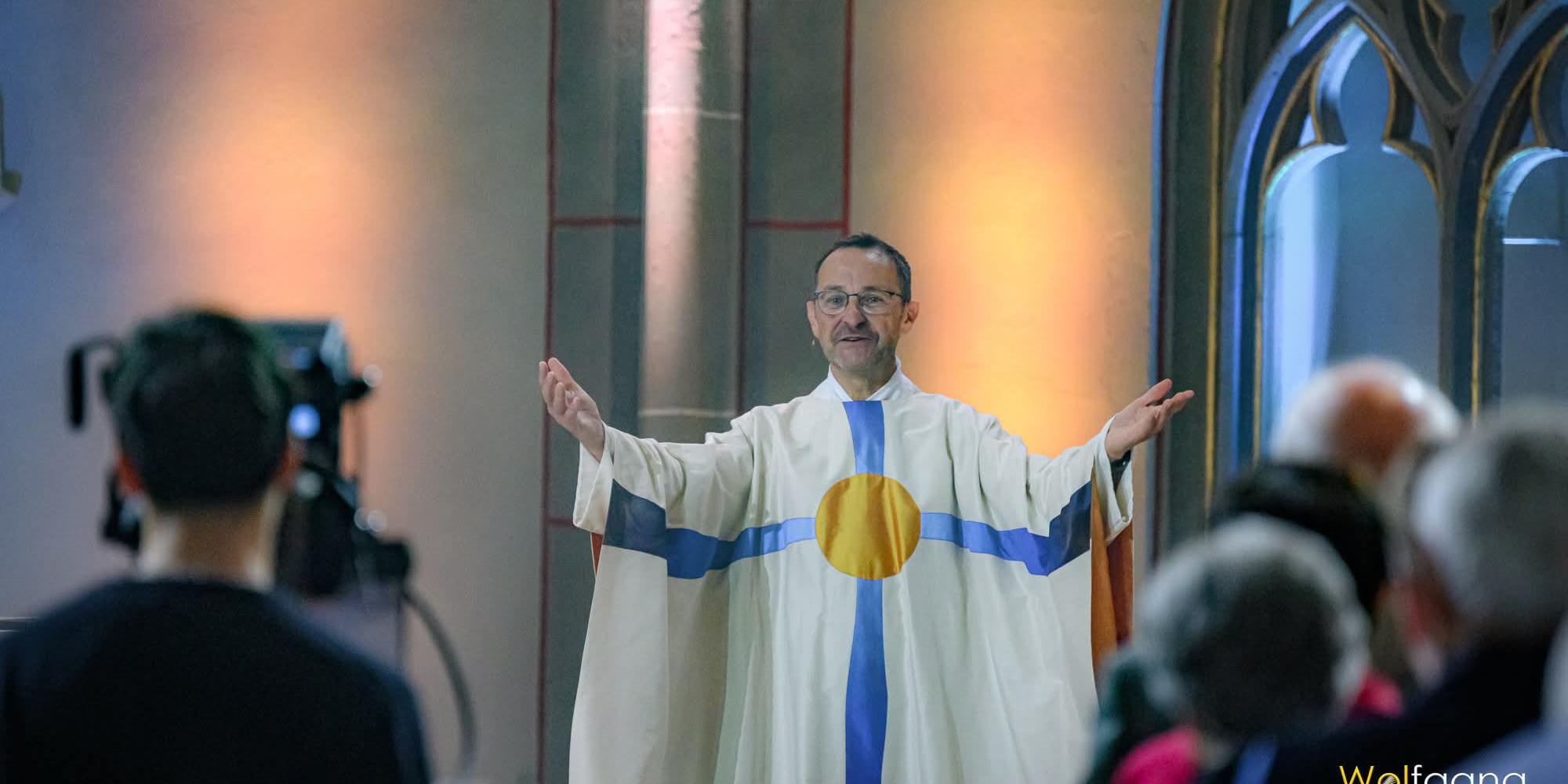 Eine Fernsehkamera nimmt während des ZDF-Fernsehgottesdienstes das Geschehen im Altarraum der Kirche St. Laurentius auf.