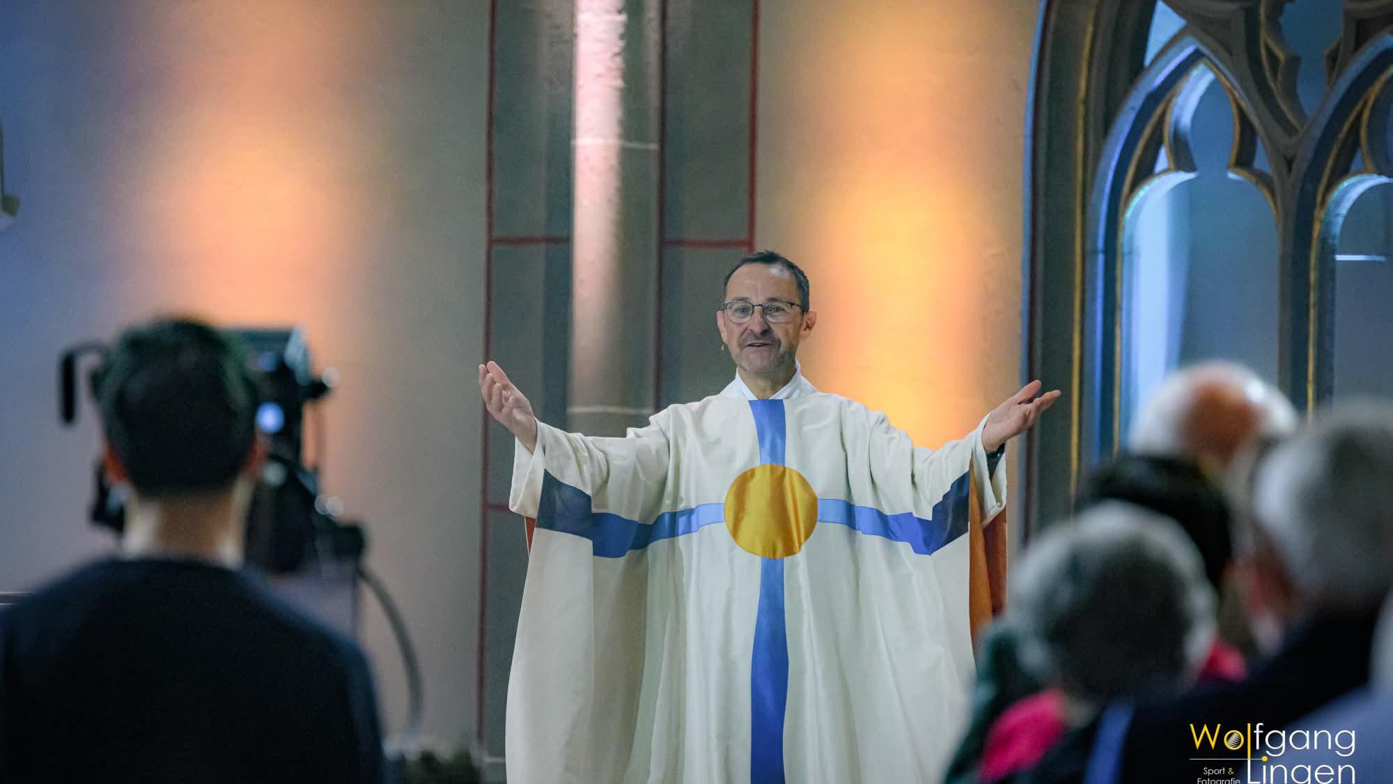 Eine Fernsehkamera nimmt während des ZDF-Fernsehgottesdienstes das Geschehen im Altarraum der Kirche St. Laurentius auf.