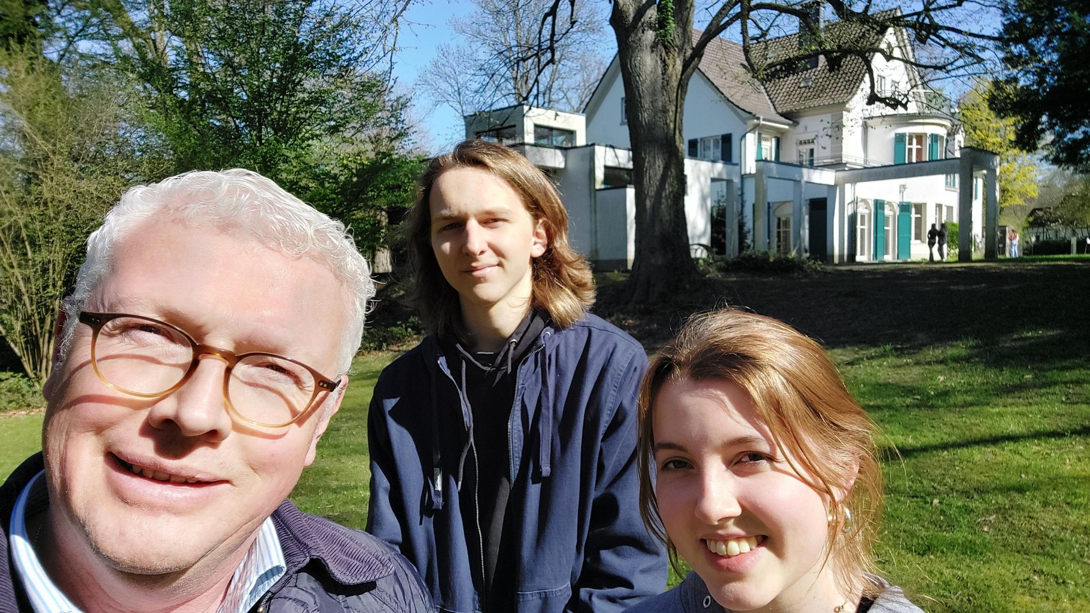 Stellen ein buntes Programm zusammen: ein Teil des Leitungsteams vor dem Tagungshaus.