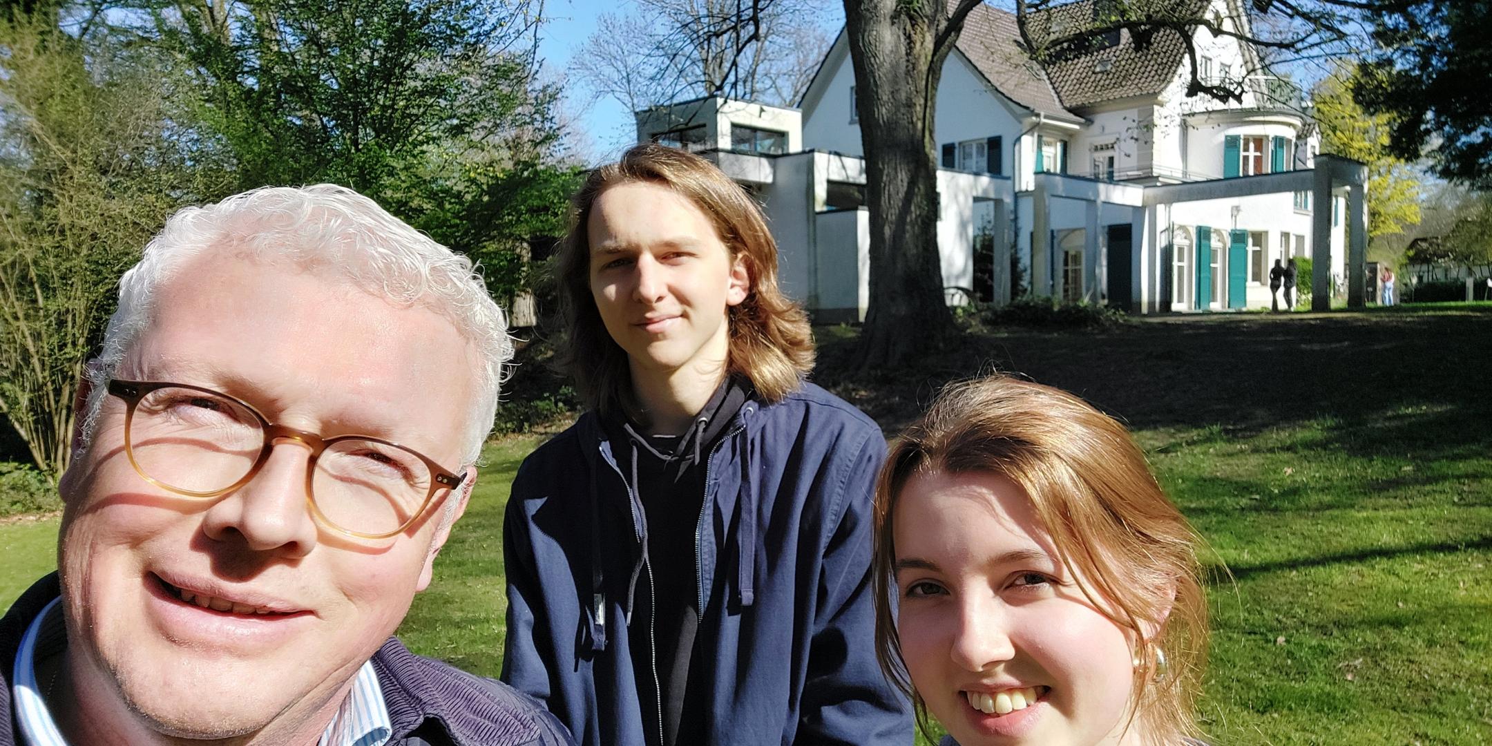 Stellen ein buntes Programm zusammen: ein Teil des Leitungsteams vor dem Tagungshaus.