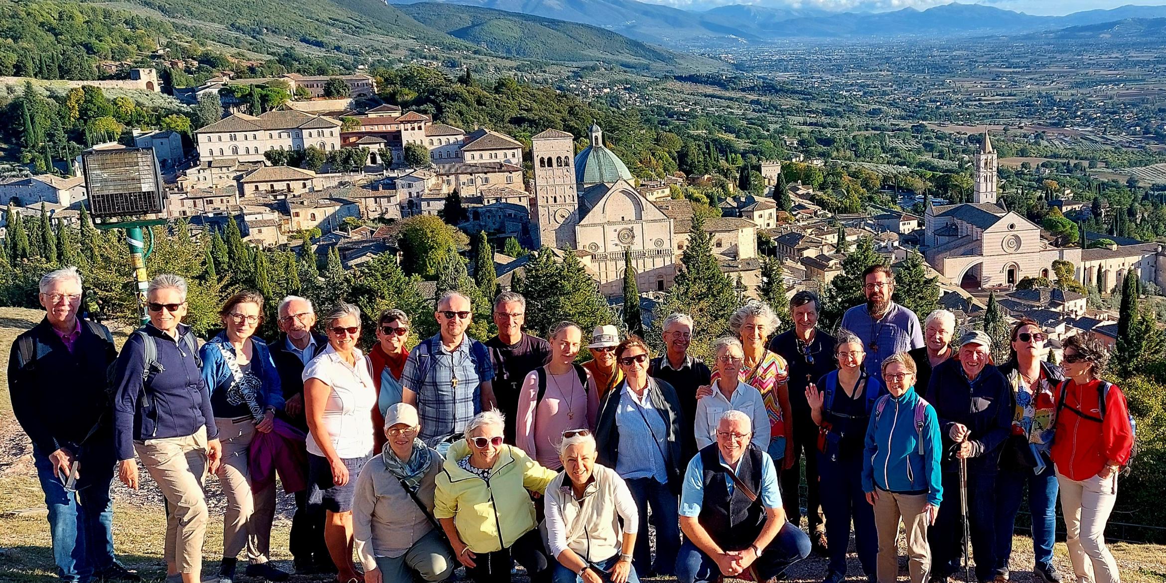 Die Pilgergruppe Assisi auf dem Festungshügel oberhalb der Stadt (c) Katja Bruch Die Pilgergruppe Assisi auf dem Festungshügel oberhalb der Stadt