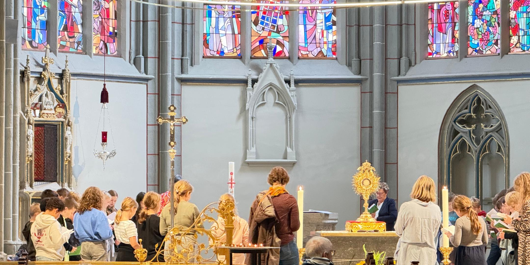 Kinder und Jugendliche gestalteten beim Ewigen Gebet in St. Laurentius ihre eigene Gebetszeit vor dem Allerheiligsten