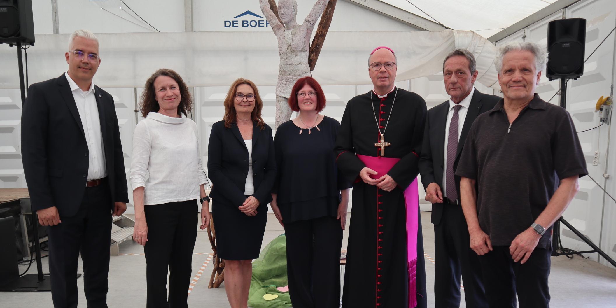 BU Gruppenfoto: Zu einer gemeinsamen Veranstaltung zum Gedenken an die Flutkatastrophe 2021 mit ökumenischem Gottesdienst hatten die Verbandsgemeinde Altenahr und die Pfarrei St. Andreas Ahreifel nach Altenburg eingeladen. Der Trierer Bischof Dr. Stephan Ackermann (Dritter v. rechts), Gemeindereferentin Manuela Kremer-Breuer (Mitte) und Matthias Grüll von der evangelischen Kirche (rechts) gestalteten die Andacht. Zuvor gab es Grußworte von Bürgermeister Dominik Gieler (links), des rheinland-pfälzischen Innenministers Achim Schwickert (Zweiter v. rechts) und Landrätin Cornelia Weigand (Zweite v. links). Zu Gast waren neben Bürgerinnen und Bürgern auch Vertreterinnen und Vertreter aus der Politik wie die Bundestagsabgeordnete Mechthild Heil (Dritte v. links).