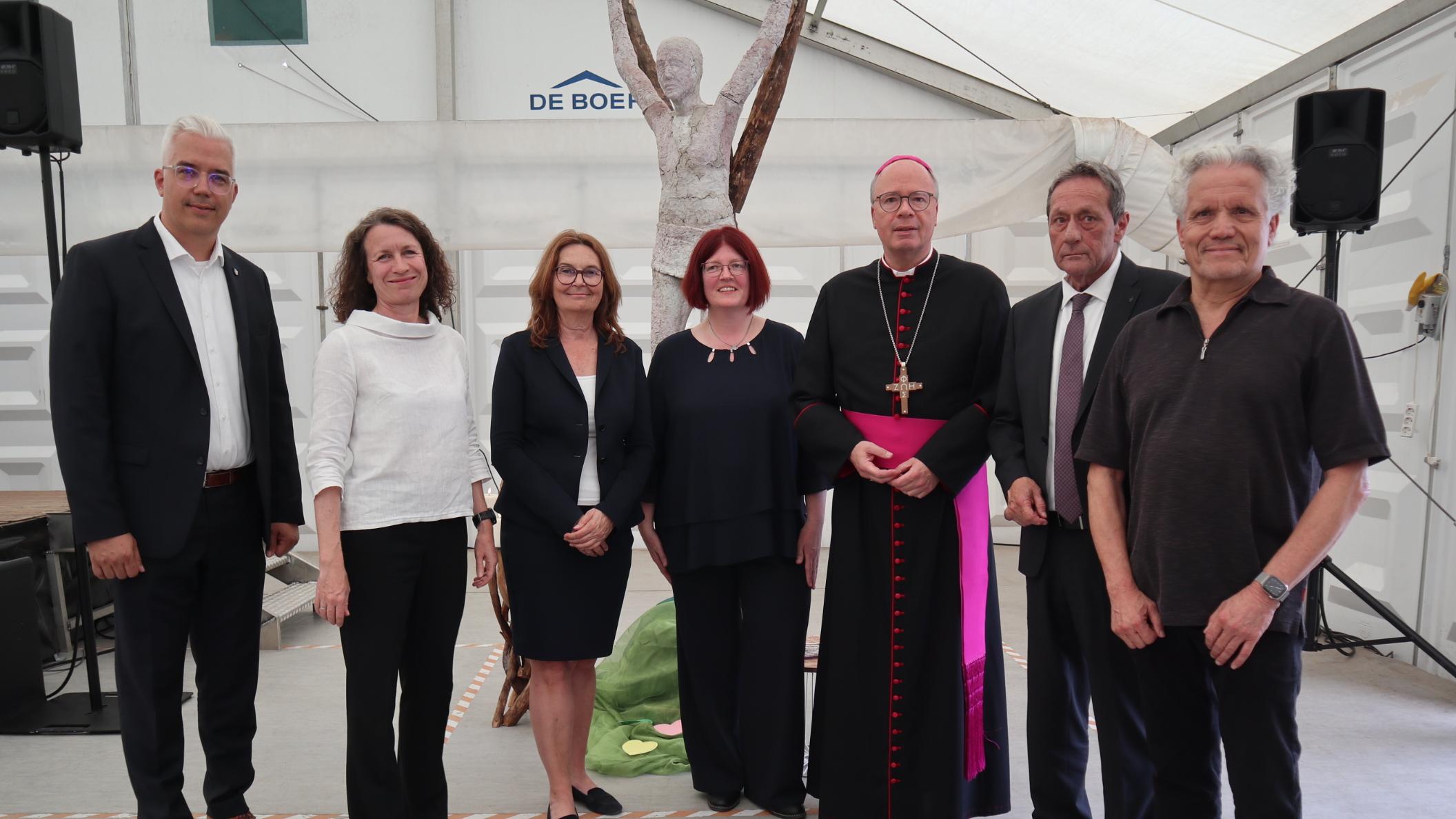 BU Gruppenfoto: Zu einer gemeinsamen Veranstaltung zum Gedenken an die Flutkatastrophe 2021 mit ökumenischem Gottesdienst hatten die Verbandsgemeinde Altenahr und die Pfarrei St. Andreas Ahreifel nach Altenburg eingeladen. Der Trierer Bischof Dr. Stephan Ackermann (Dritter v. rechts), Gemeindereferentin Manuela Kremer-Breuer (Mitte) und Matthias Grüll von der evangelischen Kirche (rechts) gestalteten die Andacht. Zuvor gab es Grußworte von Bürgermeister Dominik Gieler (links), des rheinland-pfälzischen Innenministers Achim Schwickert (Zweiter v. rechts) und Landrätin Cornelia Weigand (Zweite v. links). Zu Gast waren neben Bürgerinnen und Bürgern auch Vertreterinnen und Vertreter aus der Politik wie die Bundestagsabgeordnete Mechthild Heil (Dritte v. links).