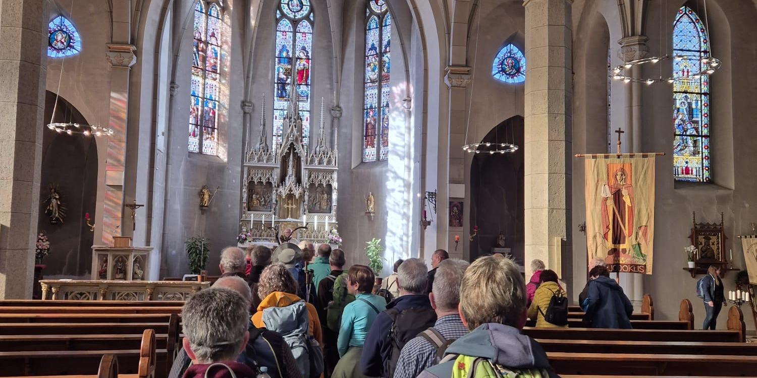 Wanderer im Innenraum der Kirche (c) Nadine Kreuser Wanderer im Innenraum der Kirche