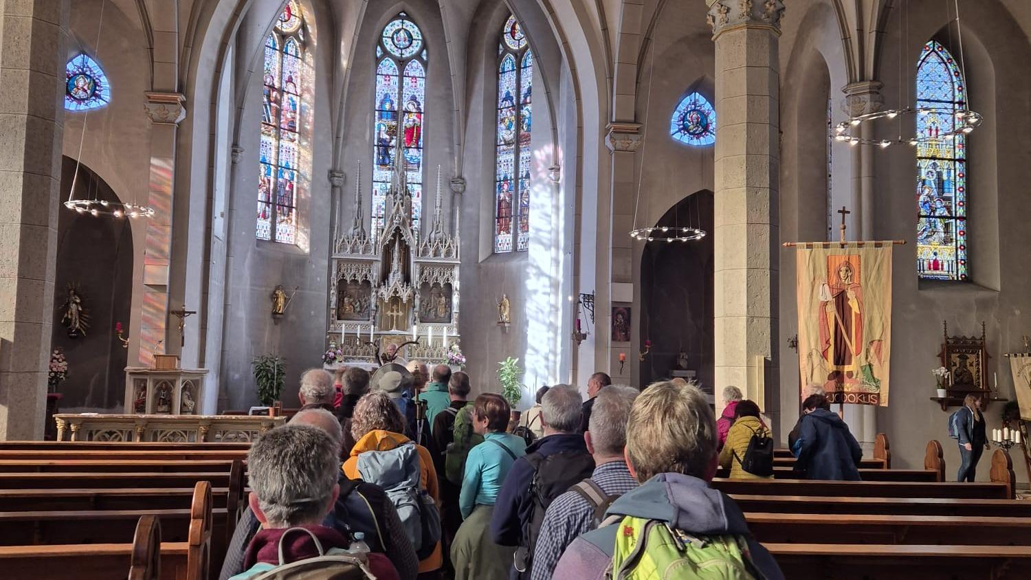 Wanderer im Innenraum der Kirche