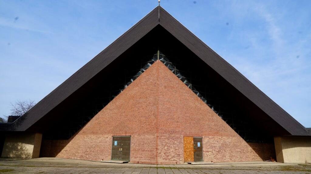Frontantischt der St.Pius-Kirche mit blauem Himmel