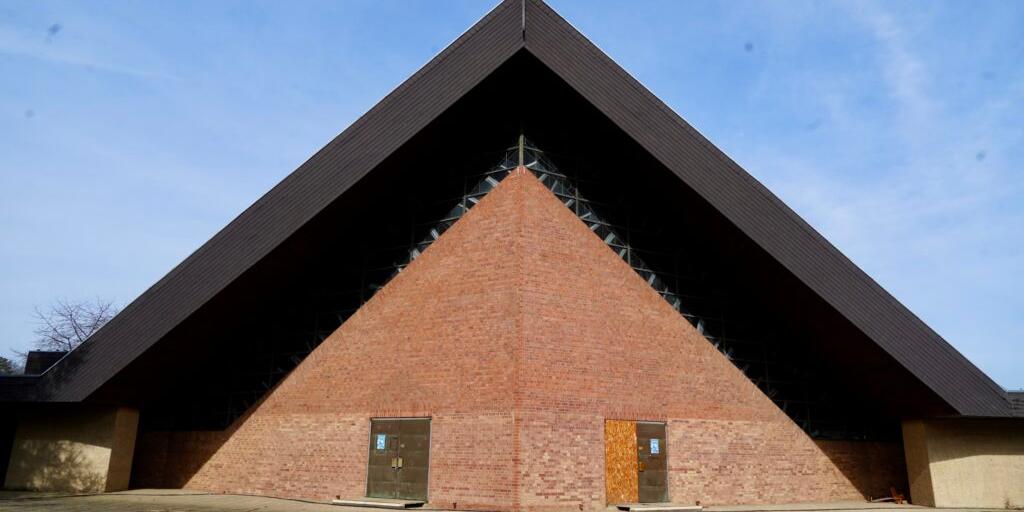 Frontantischt der St.Pius-Kirche mit blauem Himmel (c) Nadine Kreuser Frontantischt der St.Pius-Kirche mit blauem Himmel