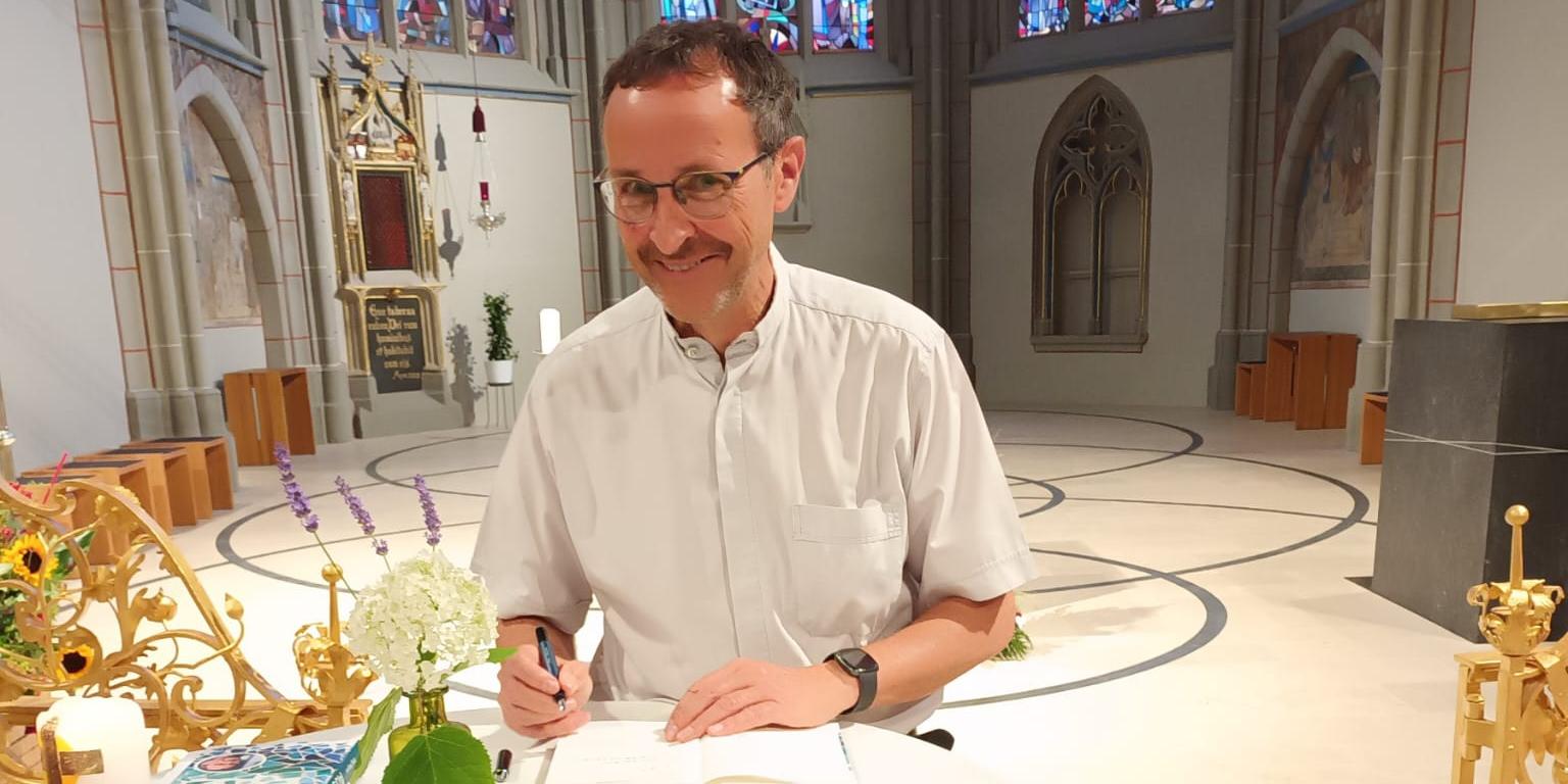 Buchvorstellung Pfarrer Jörg Meyrer (c) Pfarrei Bad Neuenahr-Ahrweiler Buchvorstellung Pfarrer Jörg Meyrer