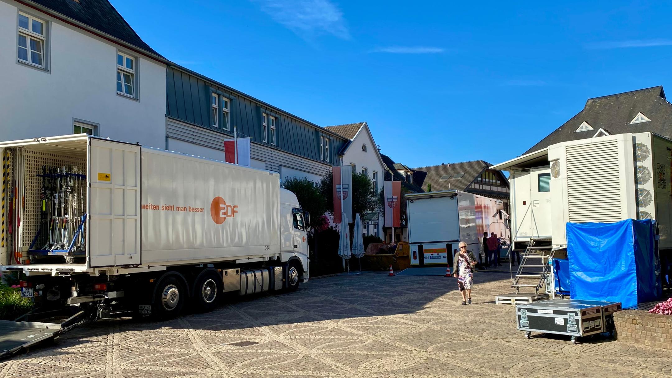 Live-Fernseh-Atmosphäre auf dem Marktplatz in Ahrweiler