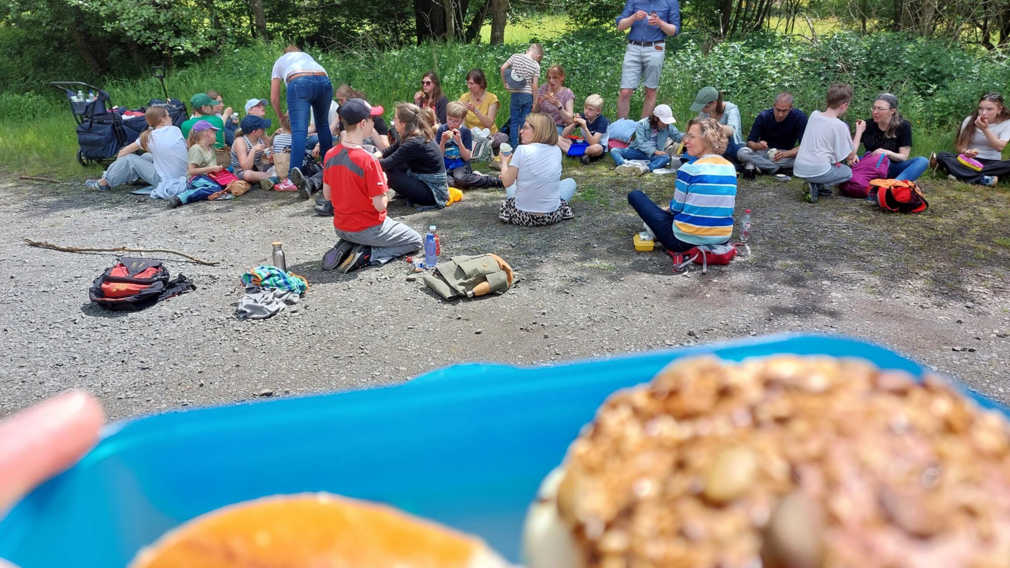 Unterwegs und als Gemeinschaft lassen sich gut Brot und Glauben teilen, wie hier bei einer ähnlichen Aktion, wie dem Familienweg.