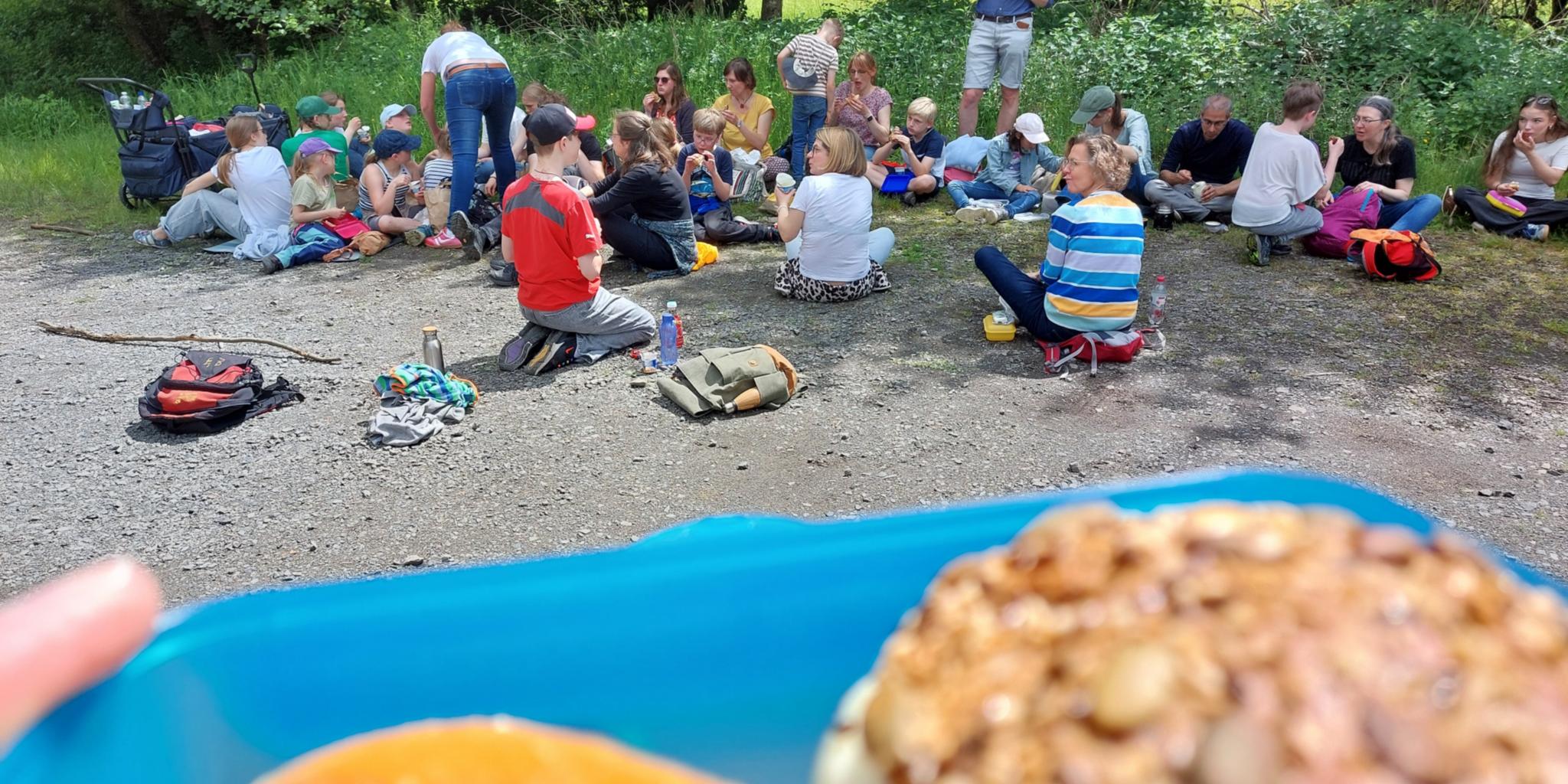 Unterwegs und als Gemeinschaft lassen sich gut Brot und Glauben teilen, wie hier bei einer ähnlichen Aktion, wie dem Familienweg. (c) Markus Hartmann Unterwegs und als Gemeinschaft lassen sich gut Brot und Glauben teilen, wie hier bei einer ähnlichen Aktion, wie dem Familienweg.