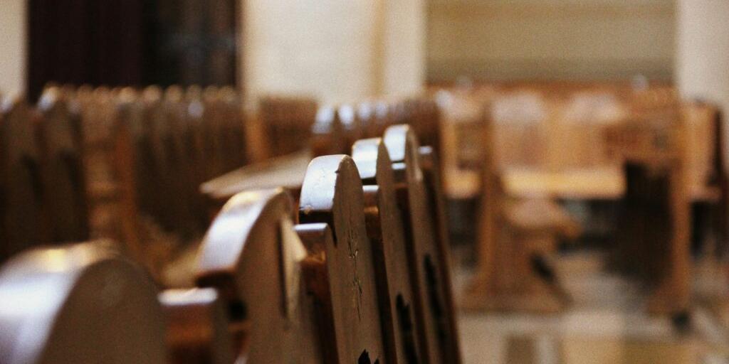 Kirchenbank_Symbolbild (c) francesco-alberti_unsplash Kirchenbank_Symbolbild
