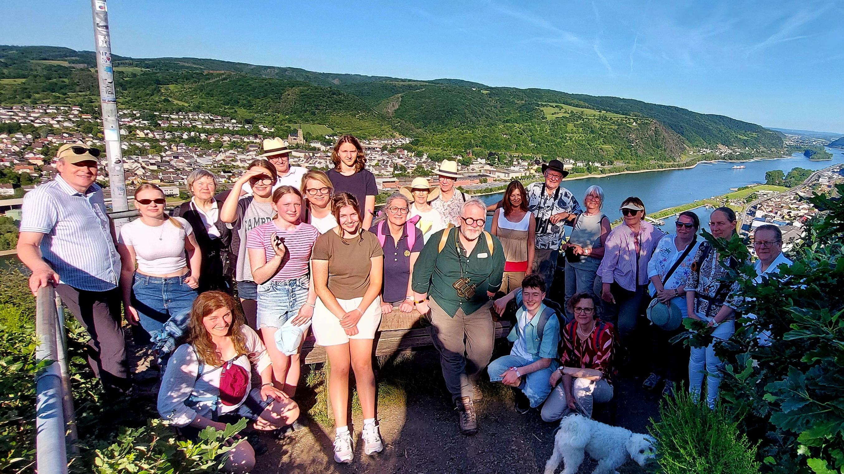 Badeten im Vogelkonzert und genossen die Aussicht – die TeilnehmerInnen der Wunderzeit oberhalb des Rheintals.