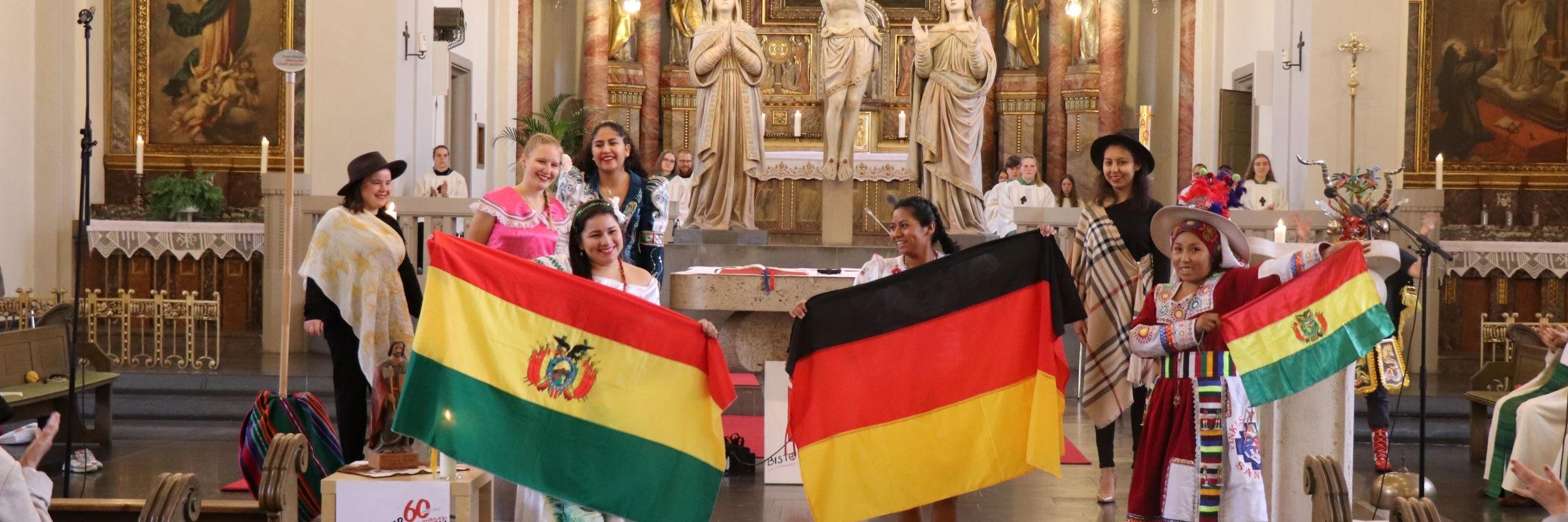 Volunteers aus verschiedenen Diözesen Boliviens, die sich für ein Jahr im Sozialen Friedensdienst im Bistum Trier engagieren, sind derzeit zu Gast. (Foto: Achim Schmitt) (c) Simone Bastreri Volunteers aus verschiedenen Diözesen Boliviens, die sich für ein Jahr im Sozialen Friedensdienst im Bistum Trier engagieren, sind derzeit zu Gast. (Foto: Achim Schmitt)